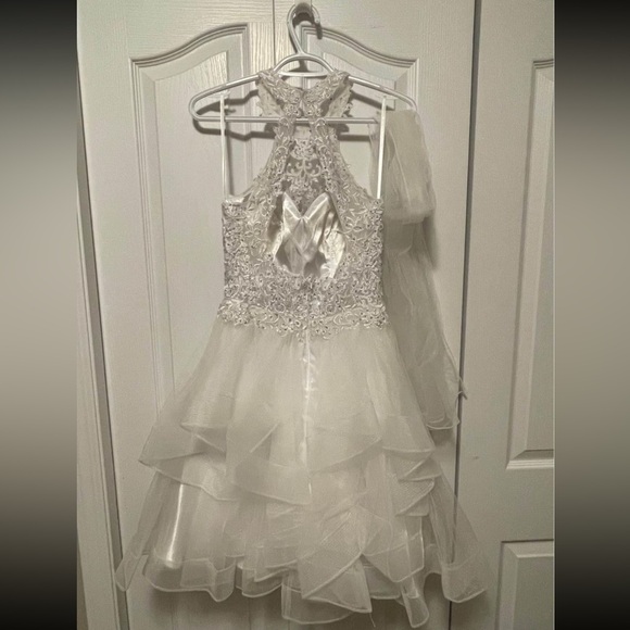 Beautiful white dress. Size 6 - Picture 3 of 6